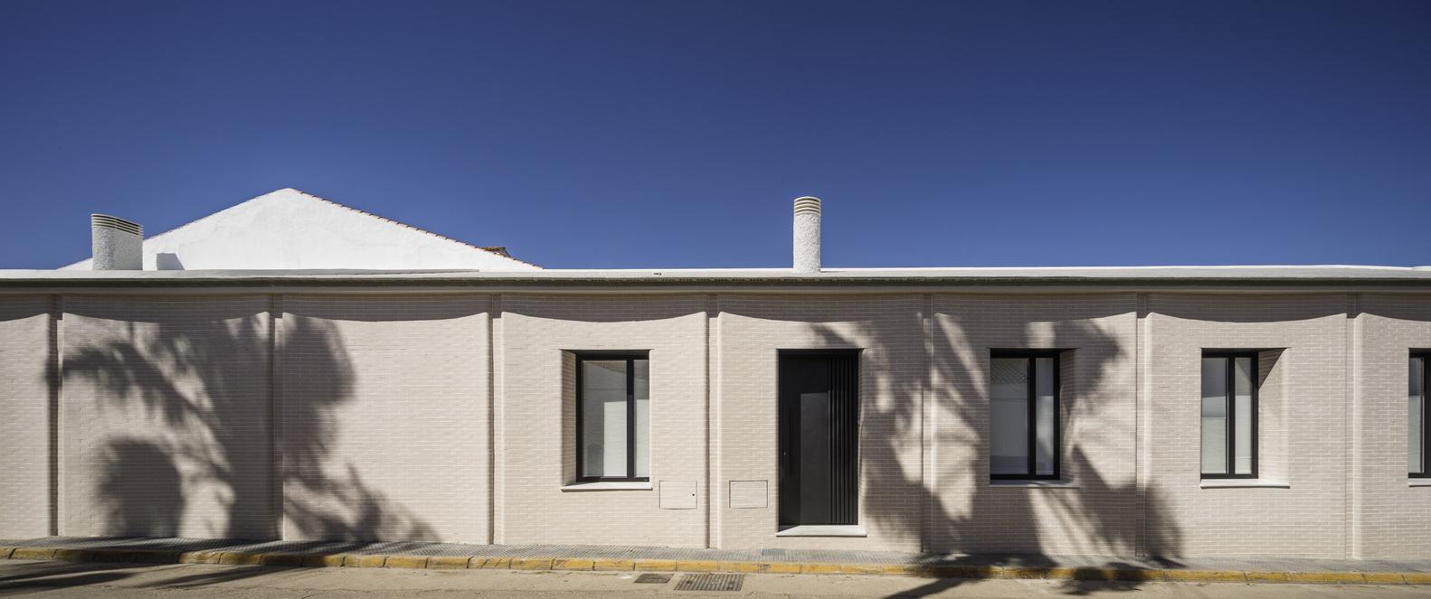【西班牙特色住宅】運用線條把傳統建築概念融入其中