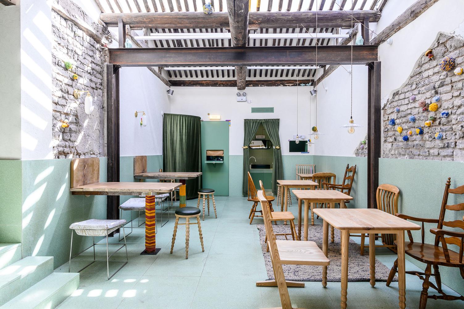 【北京咖啡廳】現代化改造瓦屋頂和木樑 用色令人耳目一新