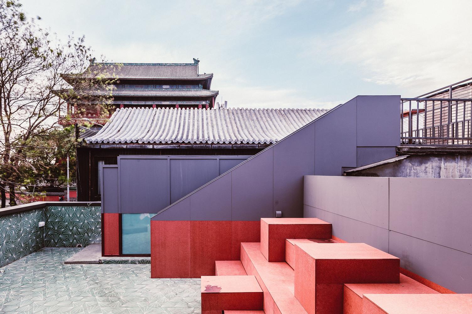 【北京咖啡廳】現代化改造瓦屋頂和木樑 用色令人耳目一新