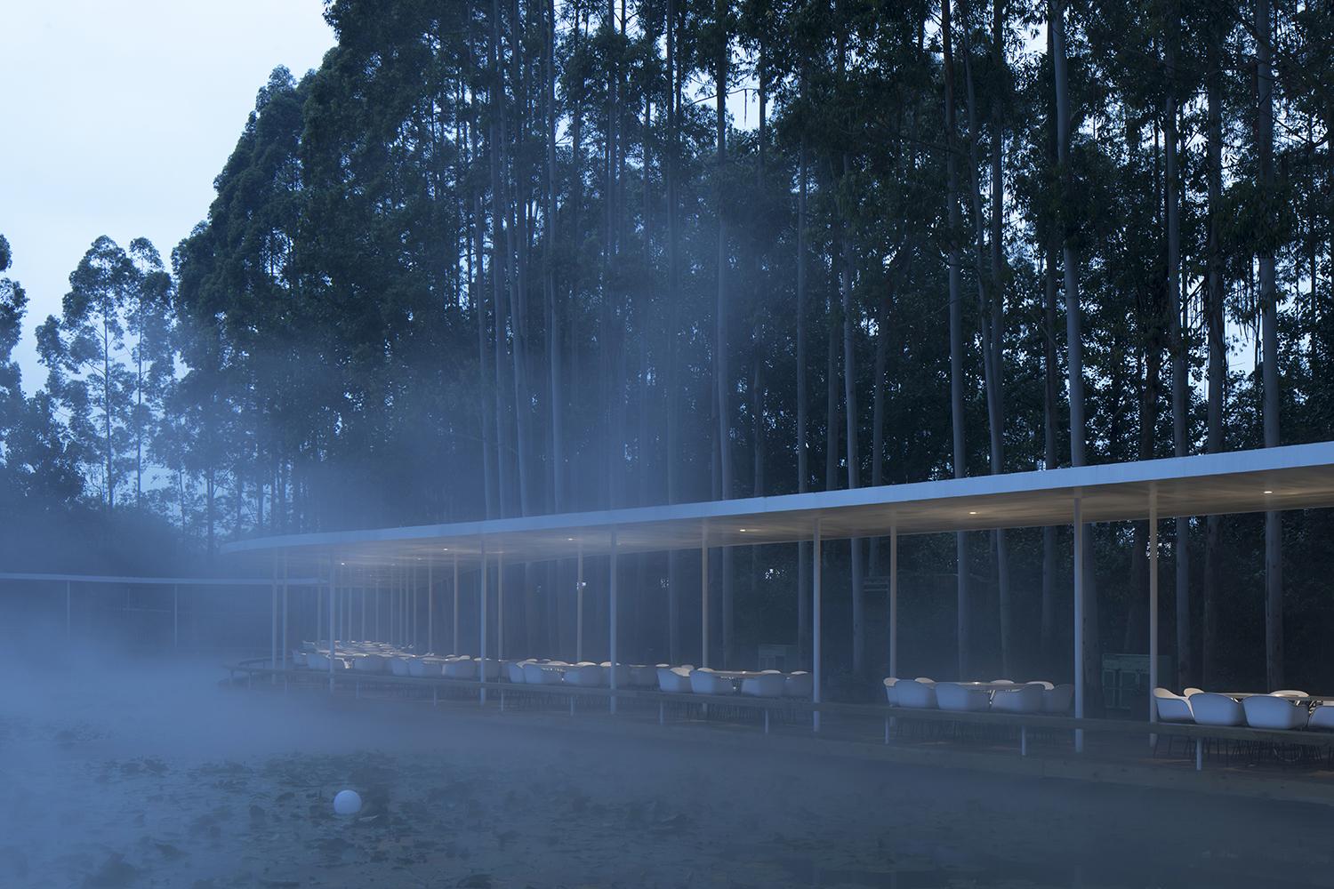 【成都火鍋 x 生態】宛如山水畫的餐廳設計 感受雲霧氤氳 絲帶飄逸的環境