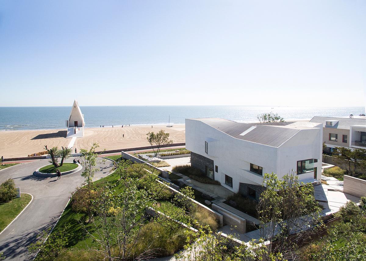 A Chic and Soothing Beachside House in Qinhuangdao, China