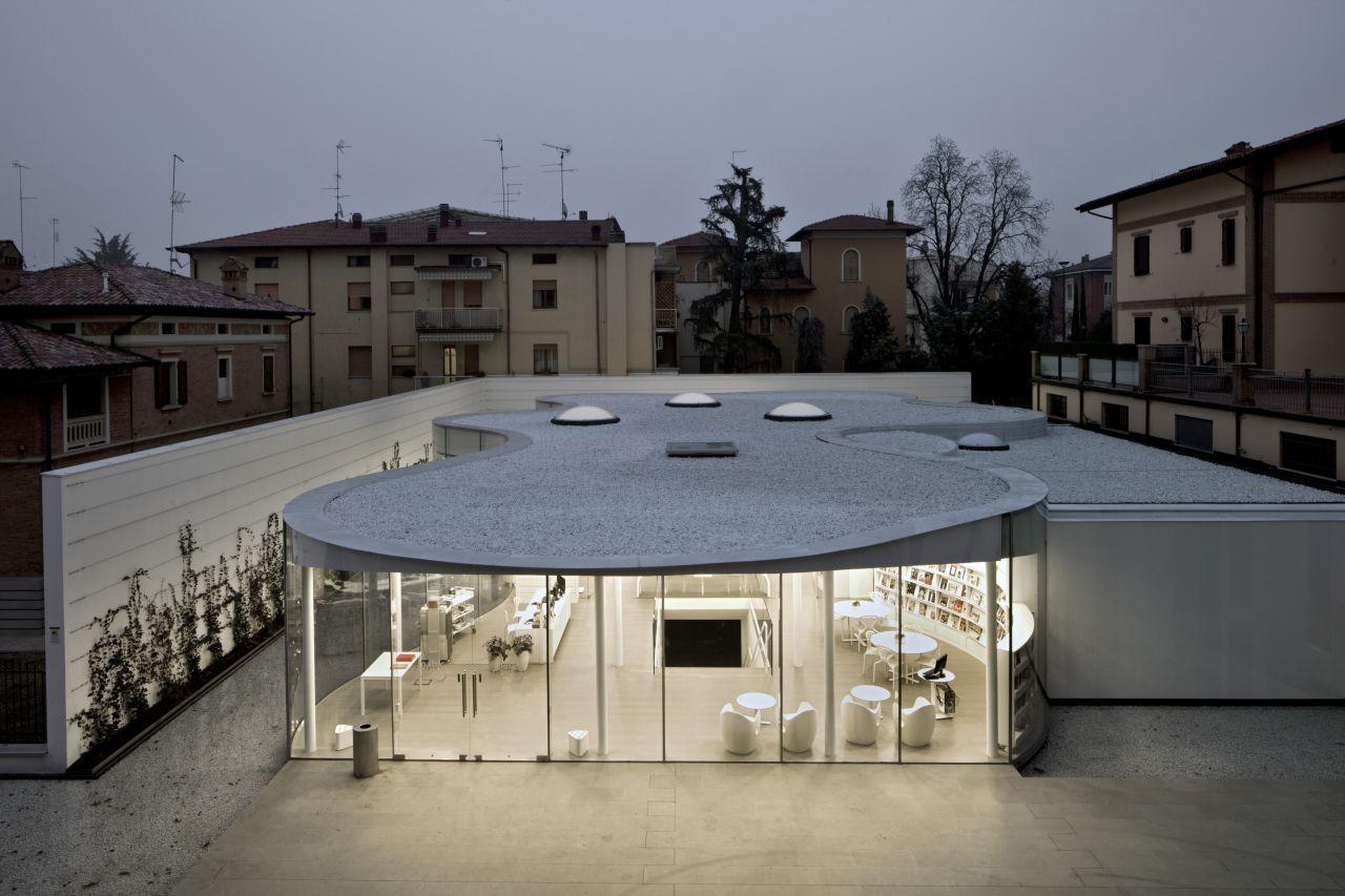 意大利小鎮玻璃圖書館 處處透入自然光