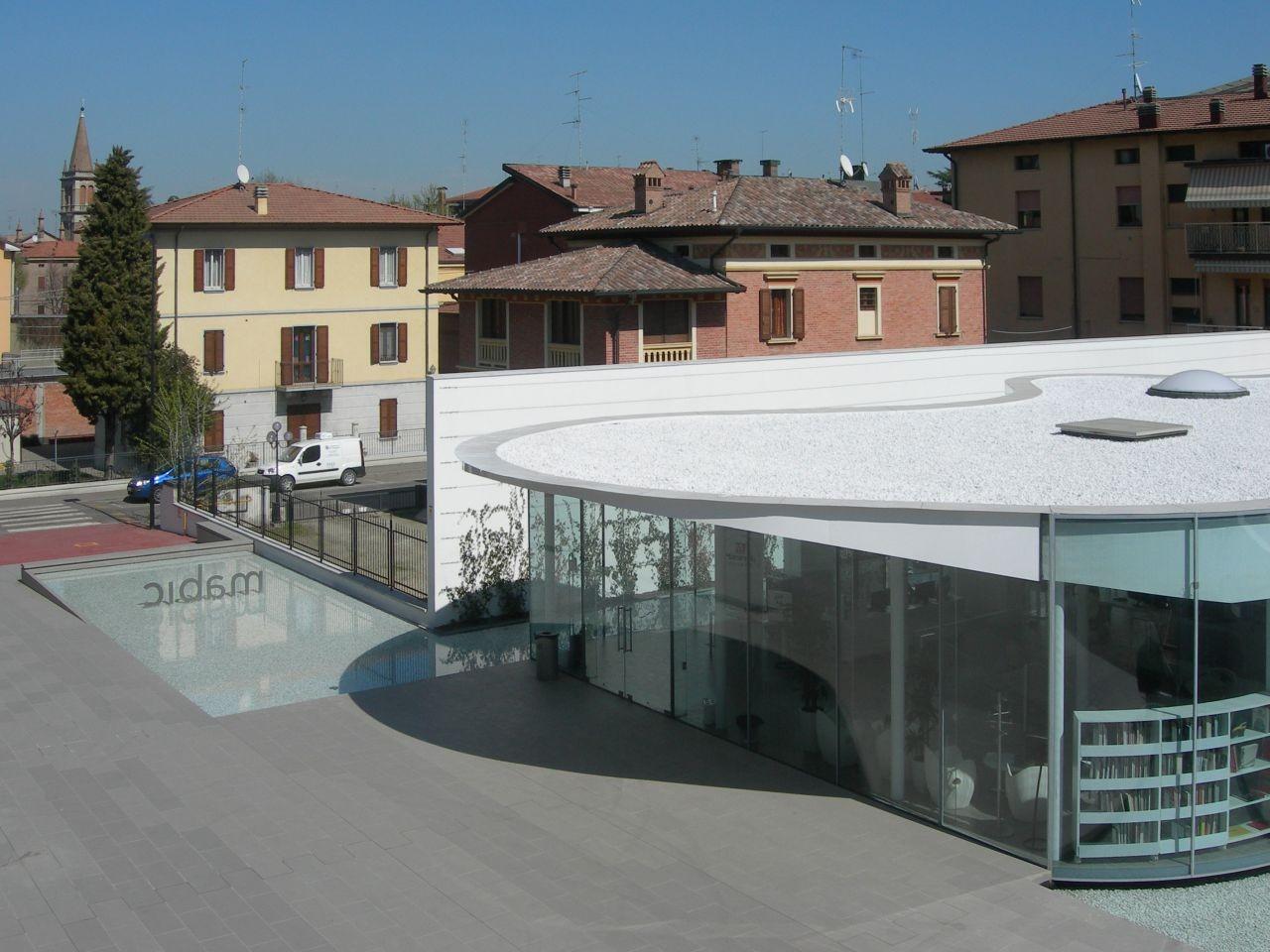 意大利小鎮玻璃圖書館 處處透入自然光