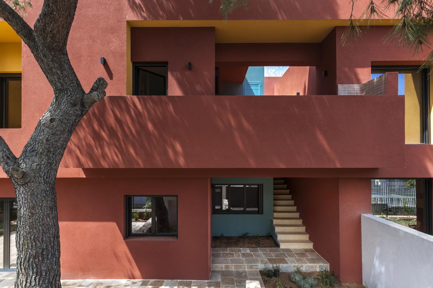【希臘50年代住宅「大翻身」】塗上樸實而鮮明的色彩 為寧靜小區賦予全新活力