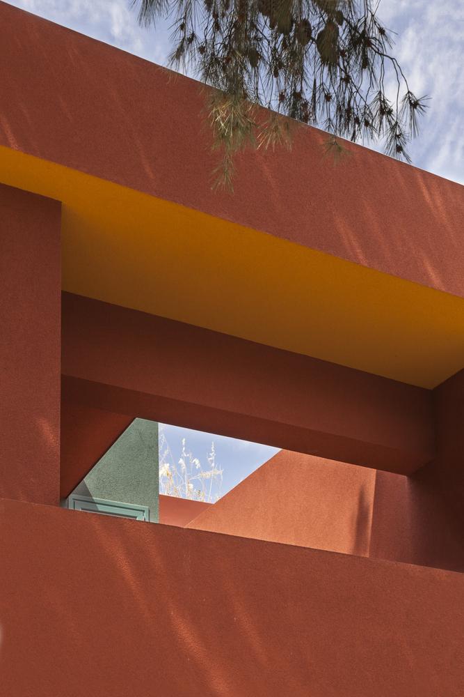 【希臘50年代住宅「大翻身」】塗上樸實而鮮明的色彩 為寧靜小區賦予全新活力
