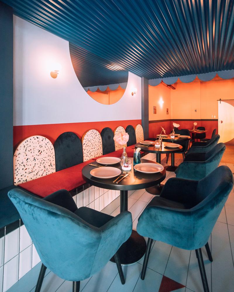 【羅馬尼亞新潮餐廳】 以鮮豔色彩圖案 突出空間個性