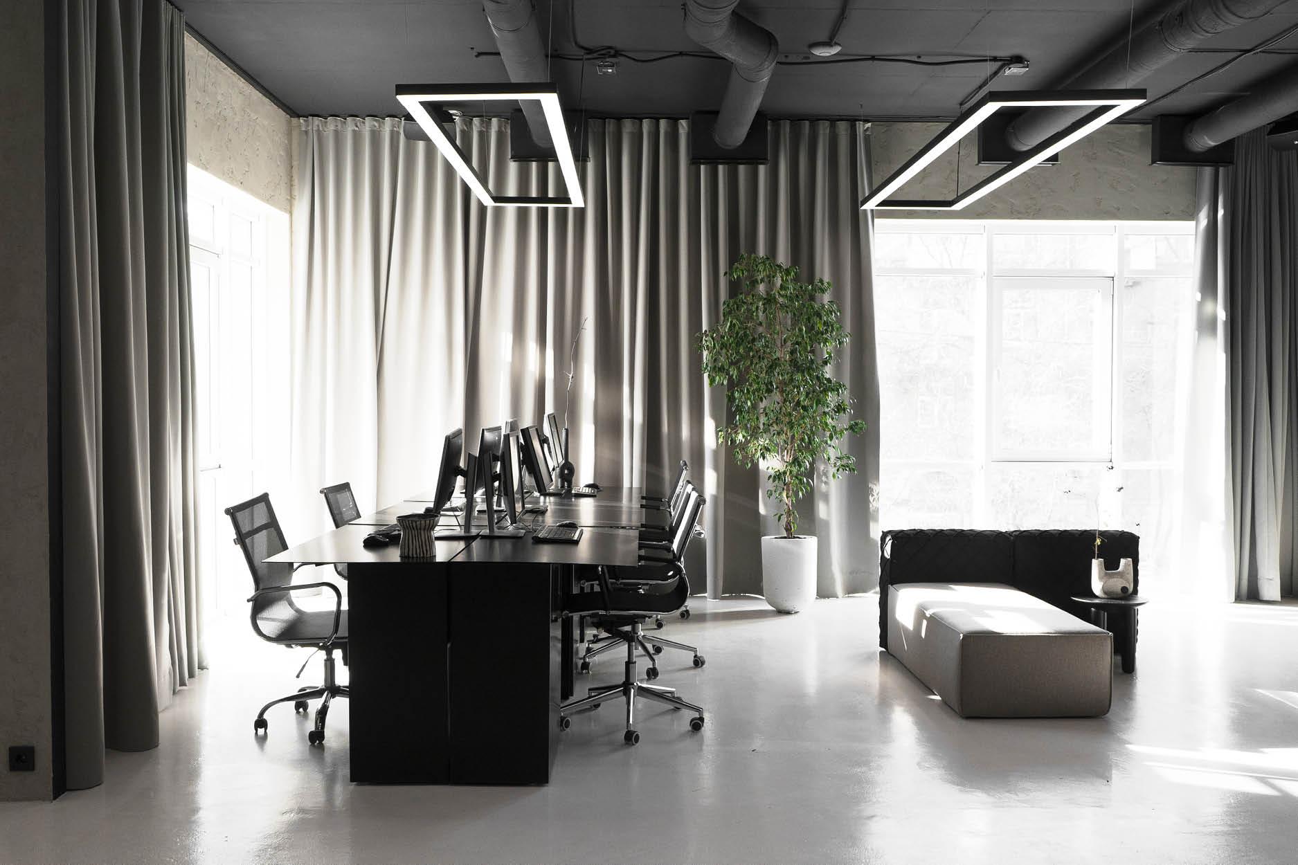讓上班也能成享受！以黑、白、灰交織的極簡辦公空間