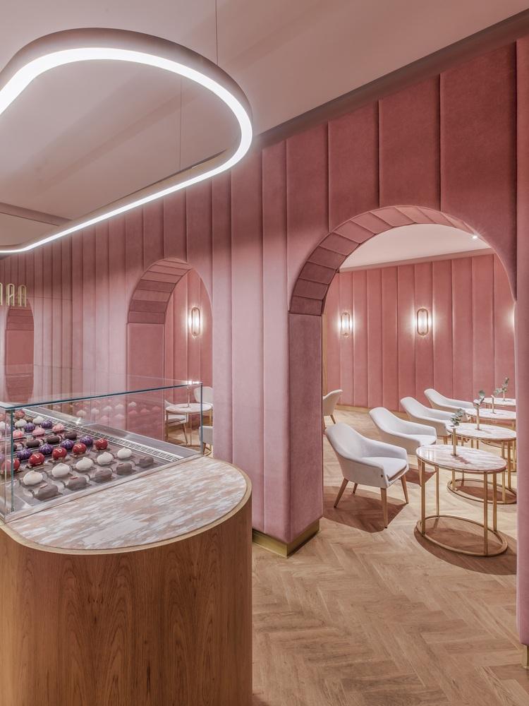 【粉色波蘭甜品店】 參考經典法國甜點 營造出超現實夢幻世界