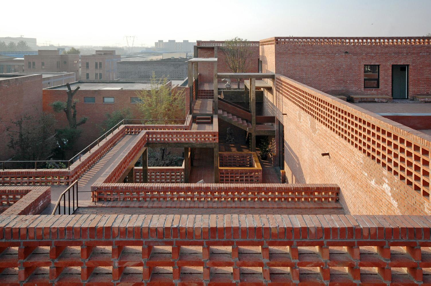 【北京磚砌建築】參考中國庭院概念 採用通風山形設計