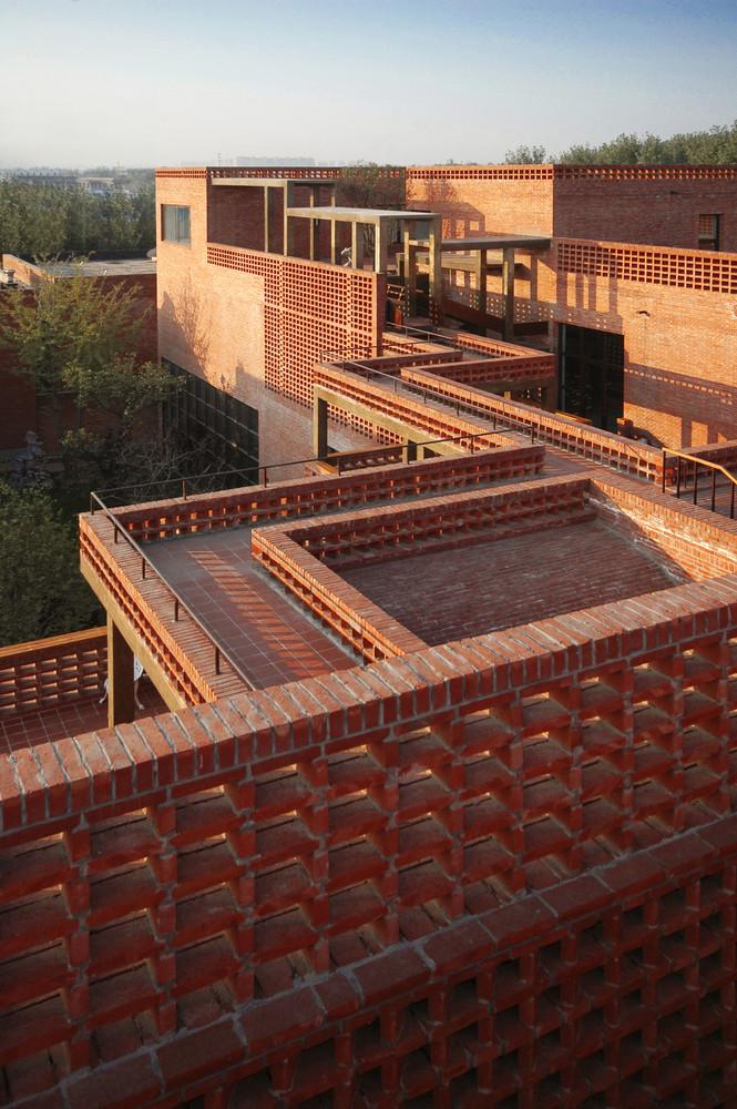 【北京磚砌建築】參考中國庭院概念 採用通風山形設計