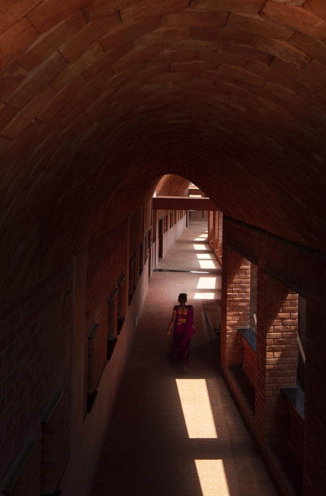 印度赤土陶學校 以拱門與光影遊戲 營造趣致的視覺遊戲