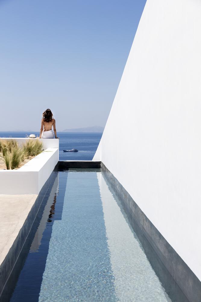 【希臘Santorini全新純白Villa】以極簡工藝品味 展現舒適的夏日島嶼生活