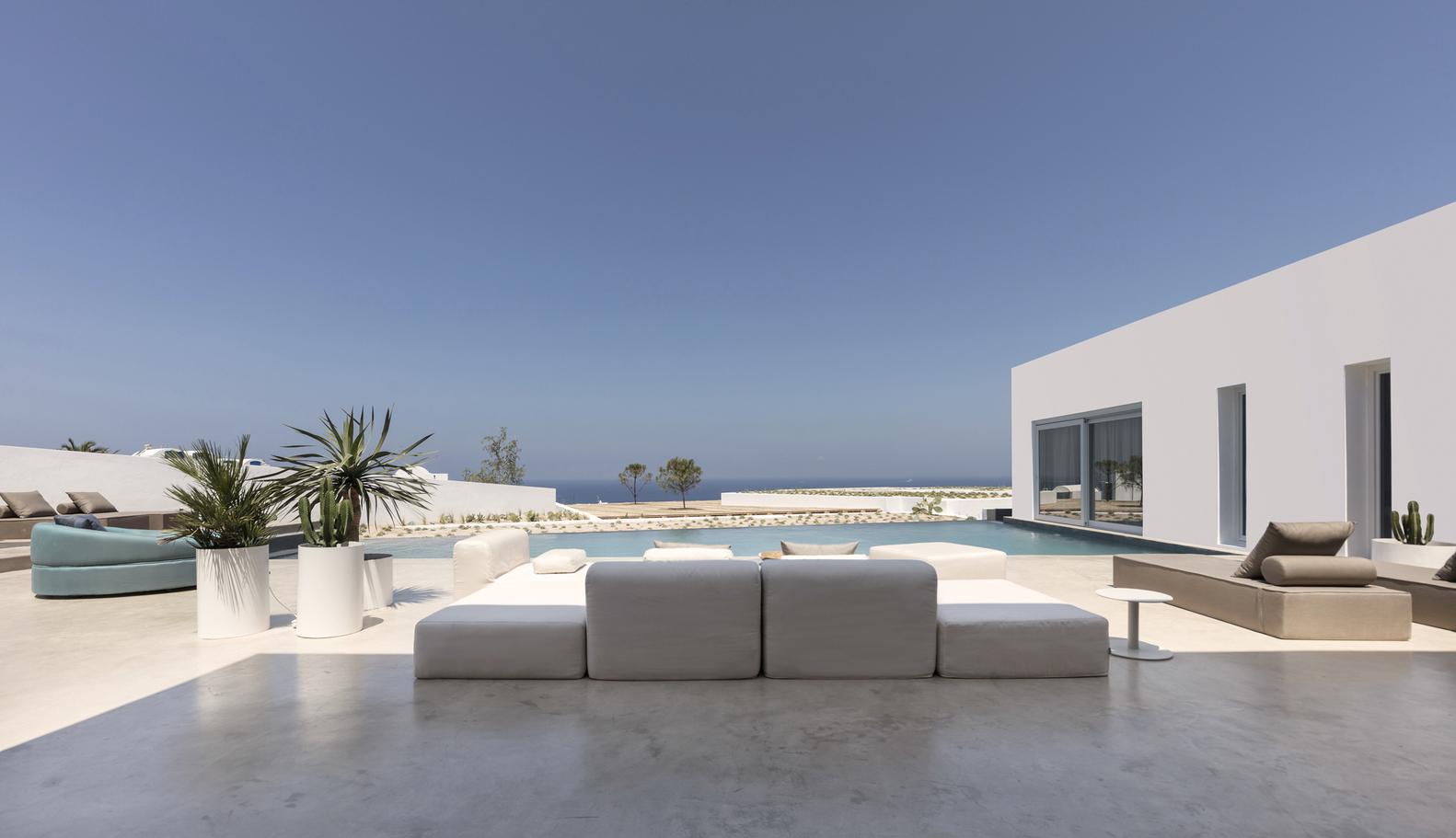 Kapsimalis Architects’ Summer Villa Encapsulates Breezy Santorini