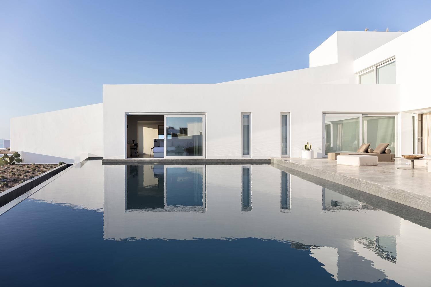 Kapsimalis Architects’ Summer Villa Encapsulates Breezy Santorini