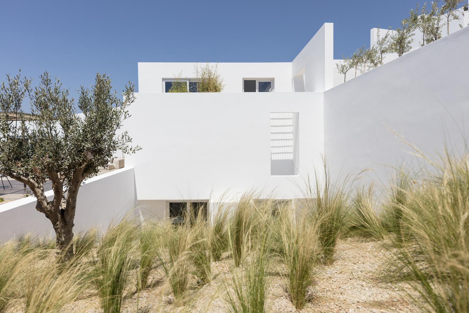 【希臘Santorini全新純白Villa】以極簡工藝品味 展現舒適的夏日島嶼生活