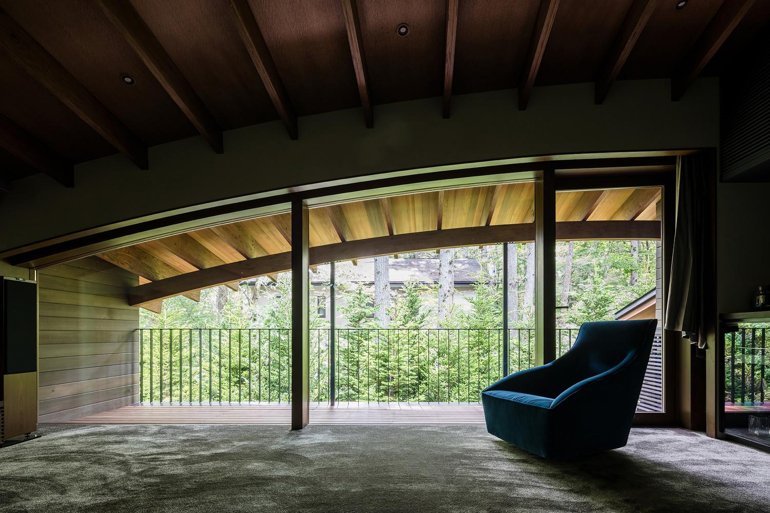 A Curvaceously-Roofed Villa in Karuizawa Melds Into The Landscape