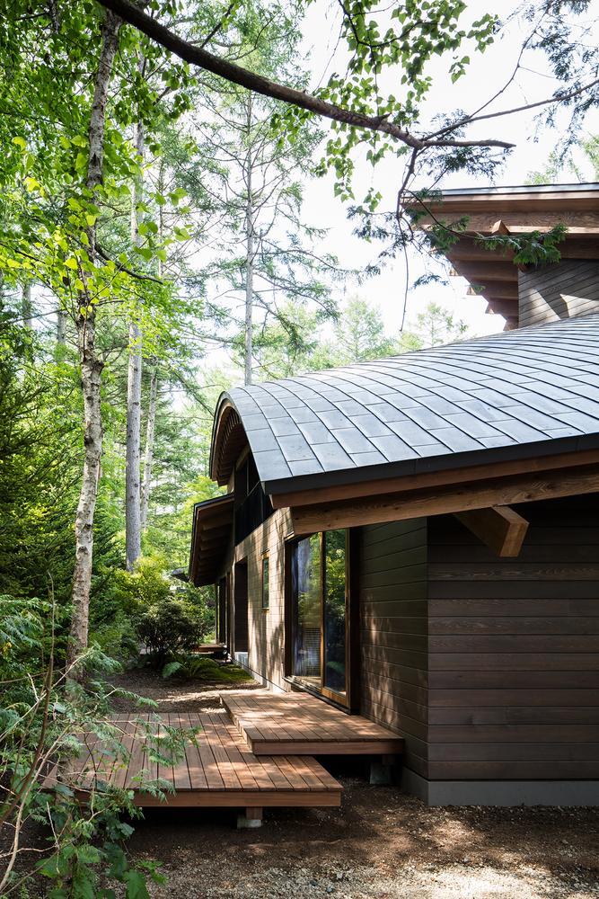 A Curvaceously-Roofed Villa in Karuizawa Melds Into The Landscape