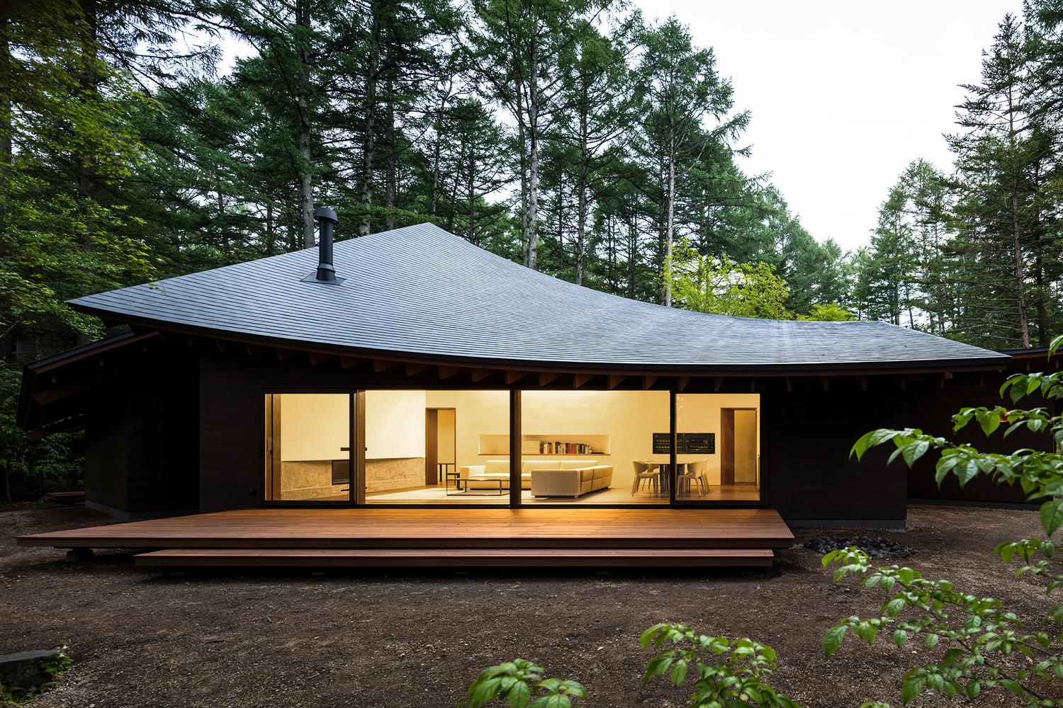 A Curvaceously-Roofed Villa in Karuizawa Melds Into The Landscape