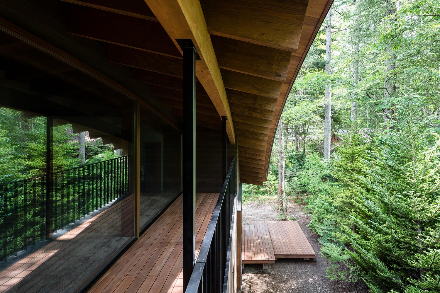 A Curvaceously-Roofed Villa in Karuizawa Melds Into The Landscape