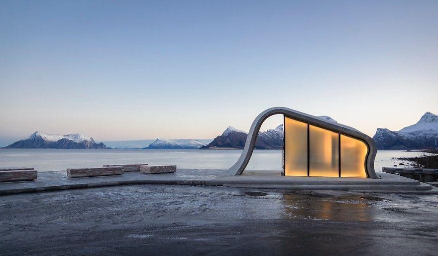 公廁也可成旅遊熱點？讓你一邊如廁一邊欣賞極光的挪威最美洗手間！