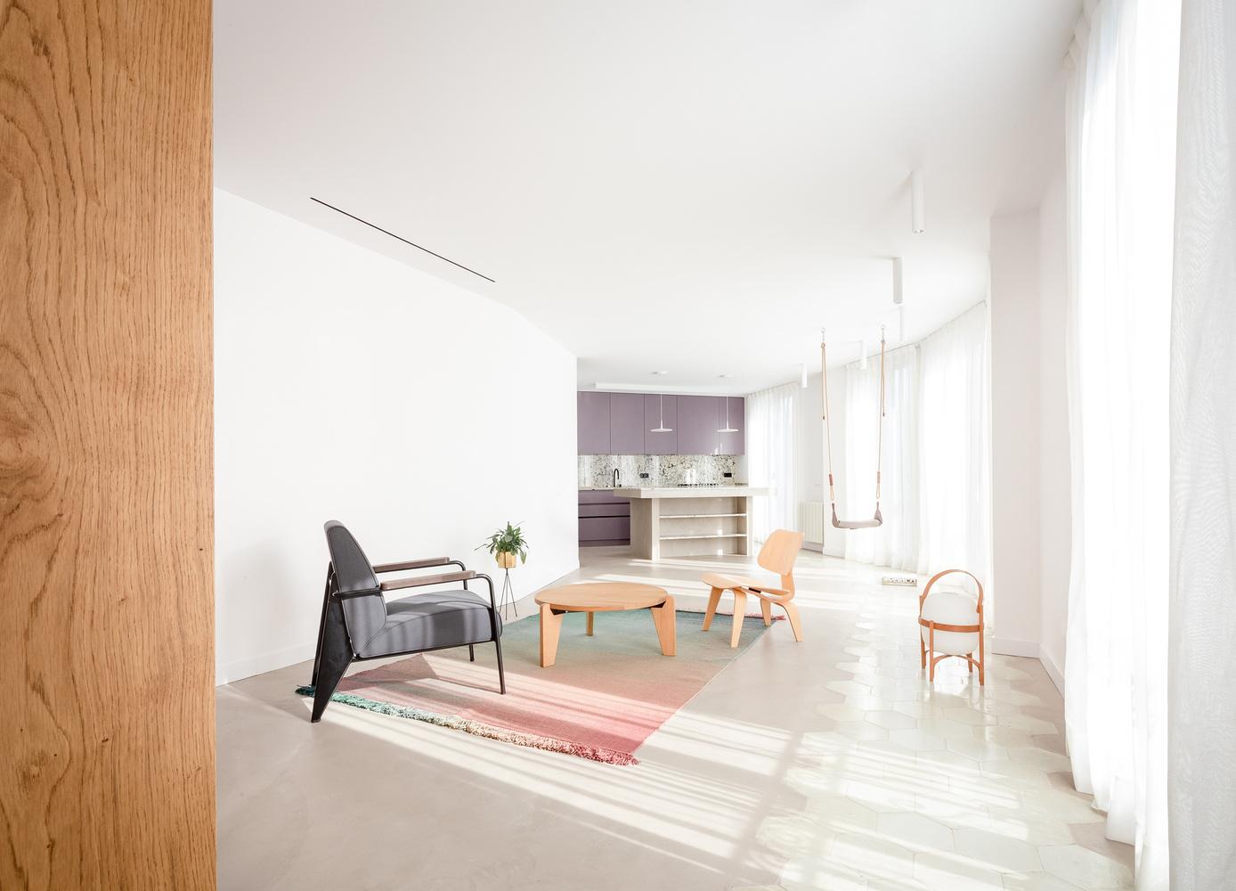 開放式設計兼具私隱度！參考西班牙小清新住宅 營造空間感的小訣竅
