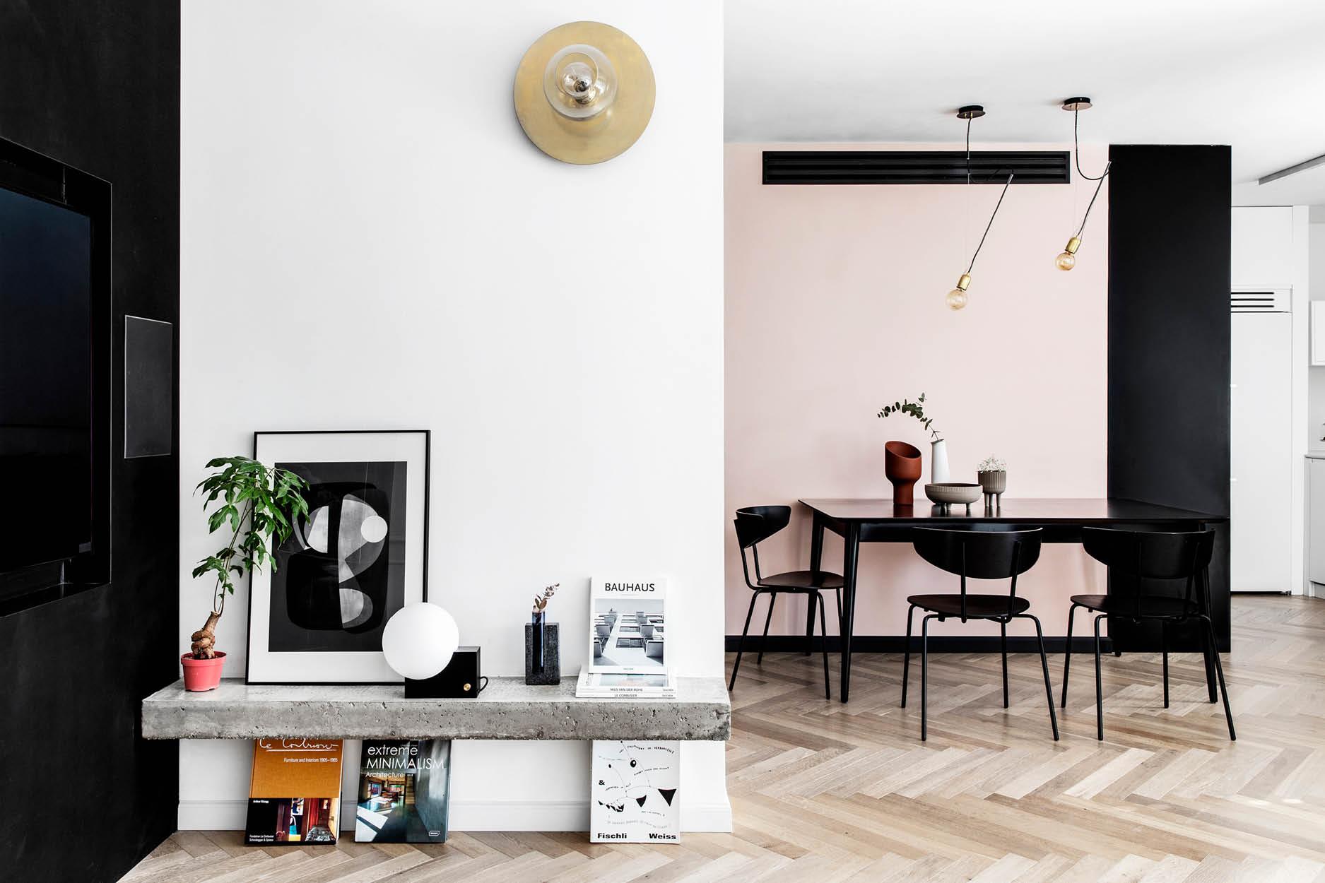 優雅柔美的粉白色與巧妙裝潢，譜出這現代簡約的室內設計