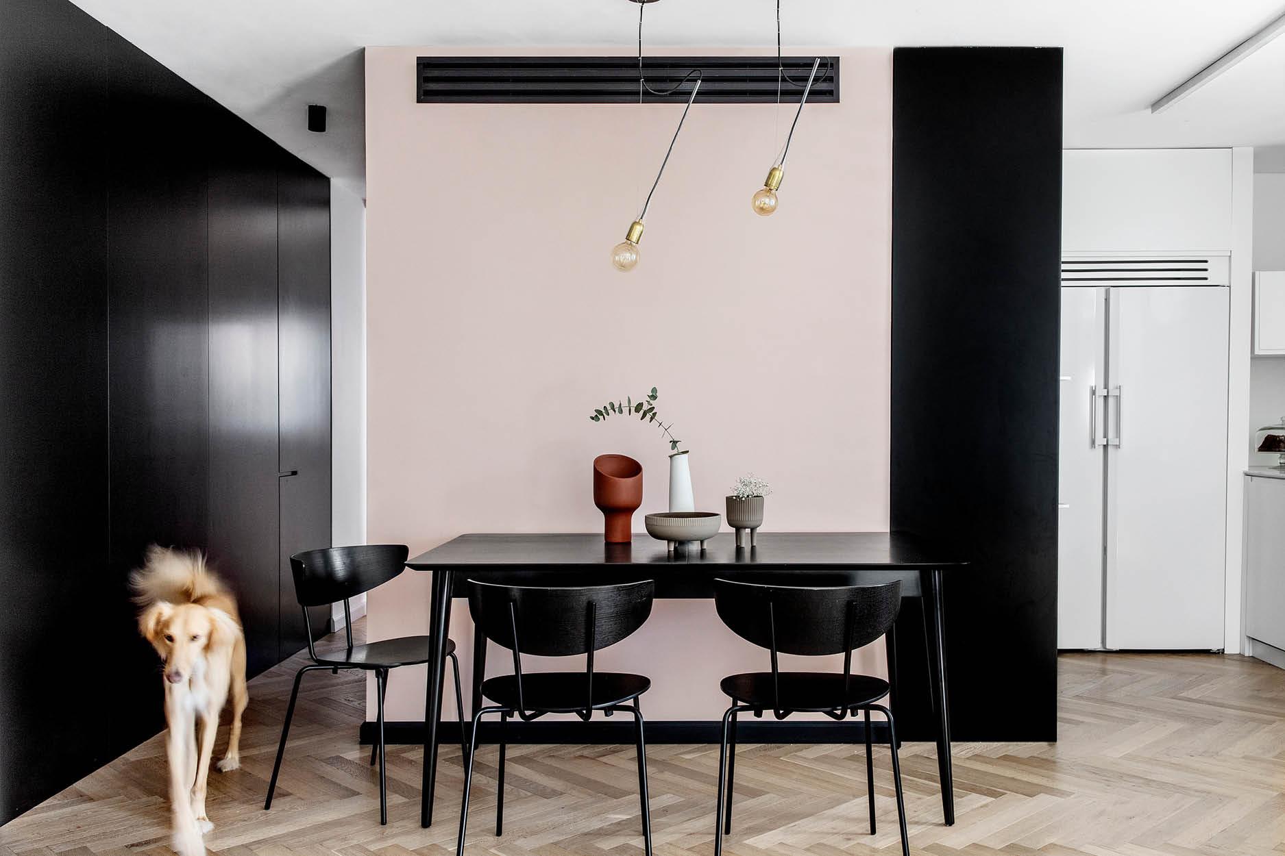 優雅柔美的粉白色與巧妙裝潢，譜出這現代簡約的室內設計