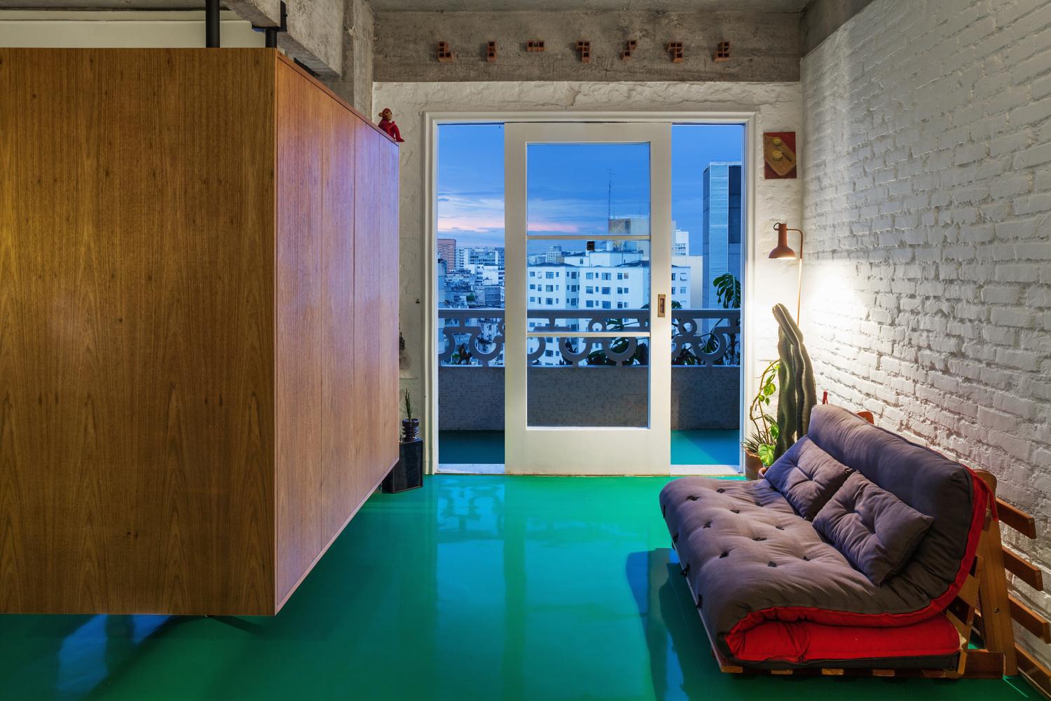 以懸浮傢具改變空間感 把495呎住宅擴展成理想家居