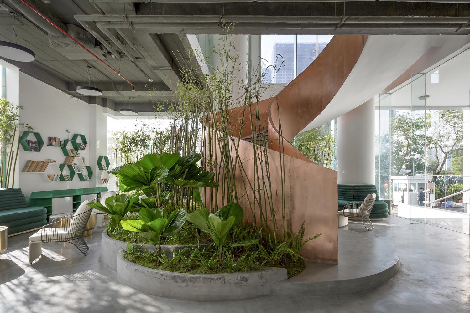上班也能感受熱帶度假風！越南自然舒適的綠化辦公室設計