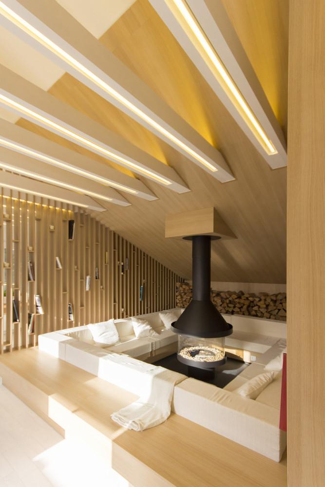 A Soothing Fireplace-Adorned Family Retreat in Iran