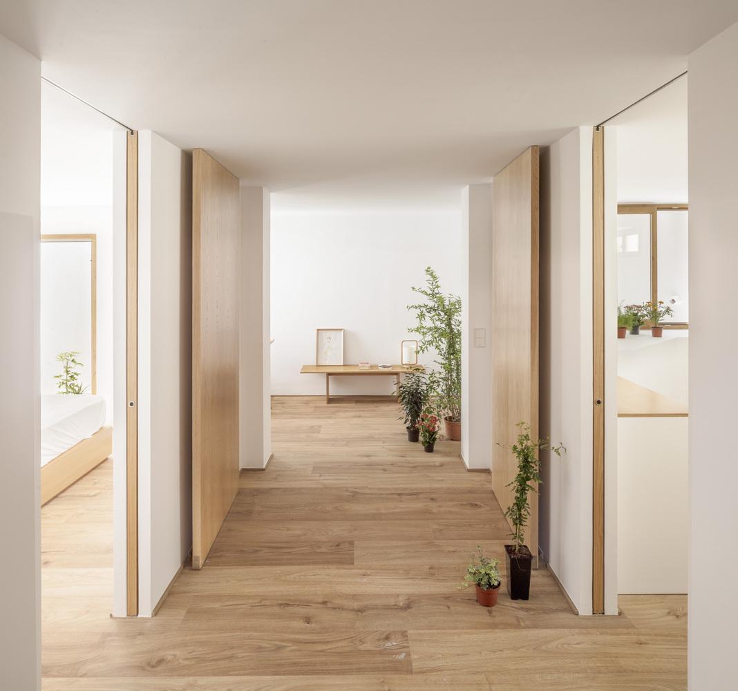 西班牙現代木系家居 富有通透明亮空間感的住宅