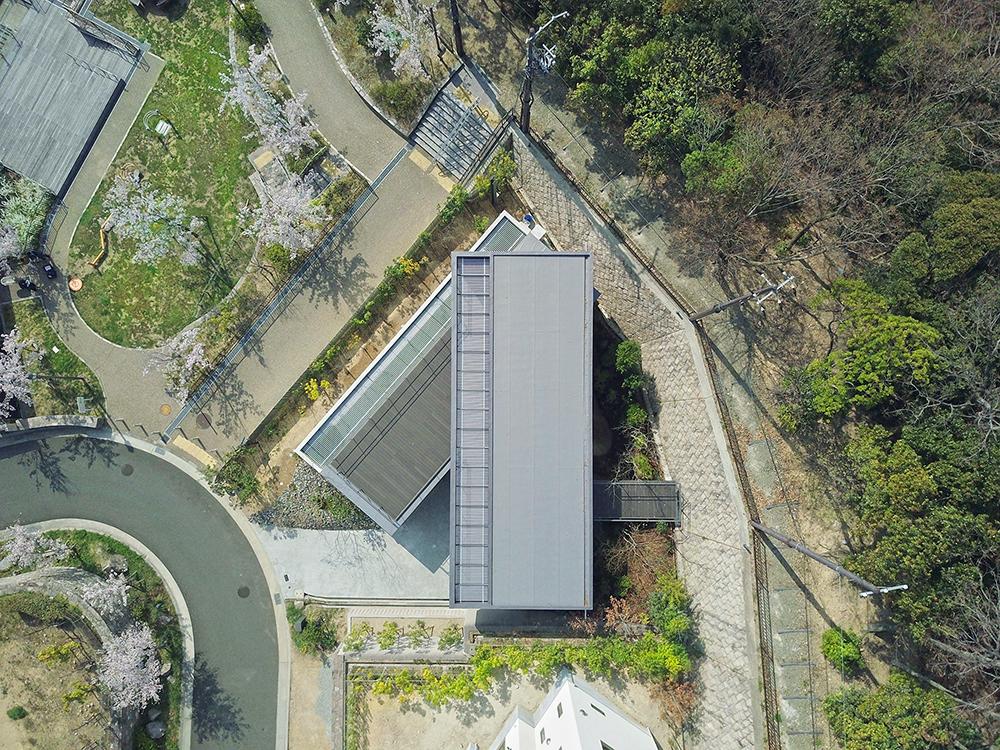 日本神戶山頂住宅：以現代建築設計打造出與眾不同的外觀
