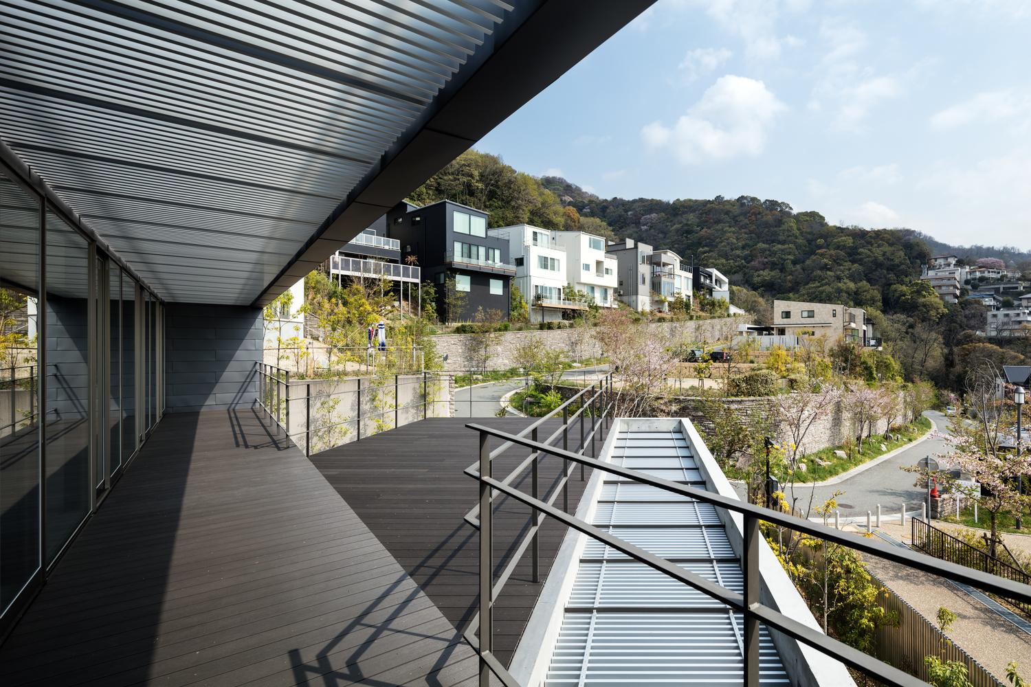 日本神戶山頂住宅：以現代建築設計打造出與眾不同的外觀