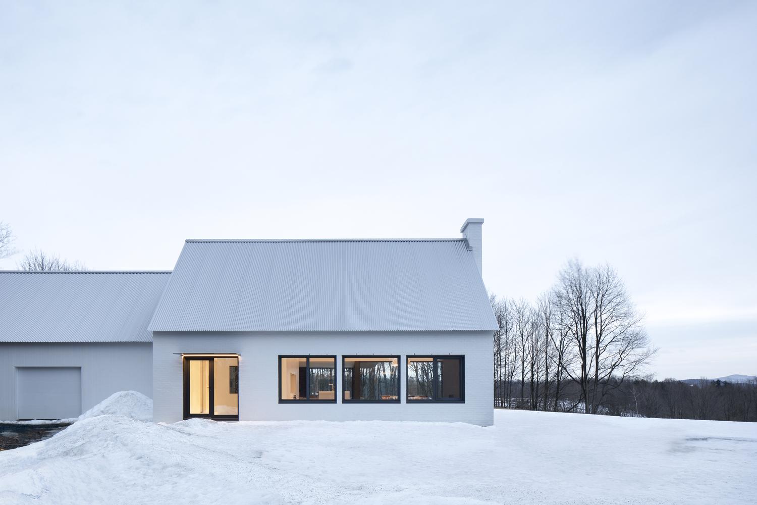 溫暖舒適白色木系家居 糅合現代建築主義與鄉村農舍元素