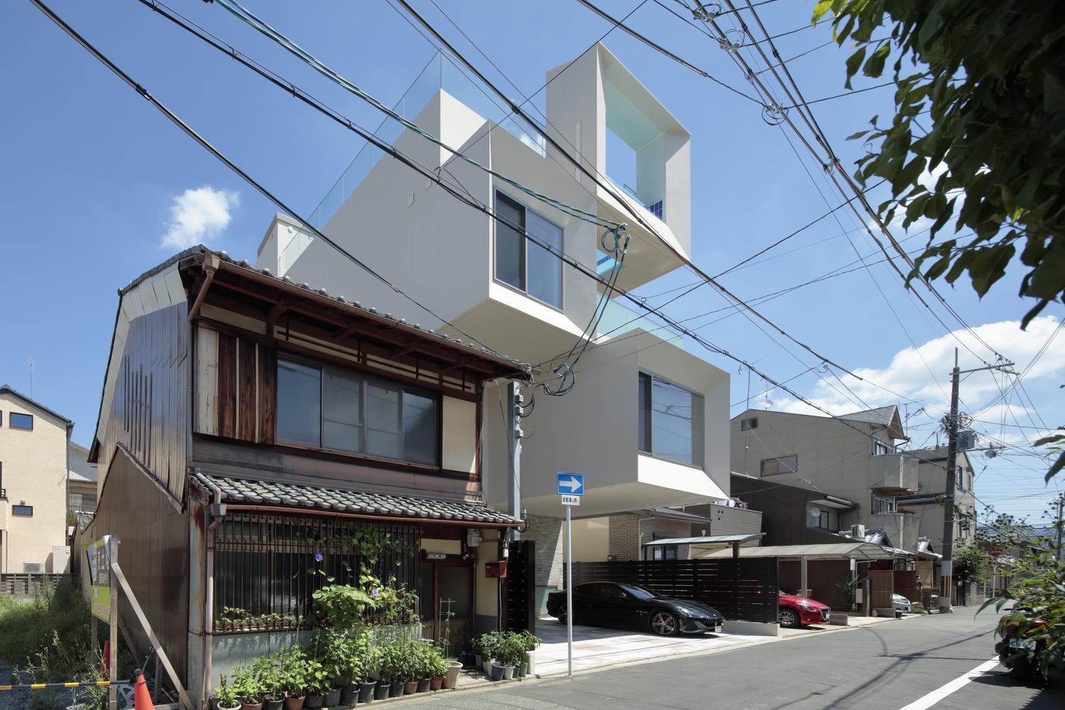 頂樓設透明底部游泳池！日本京都破格特色住宅 由方管堆疊而成的舒適家居