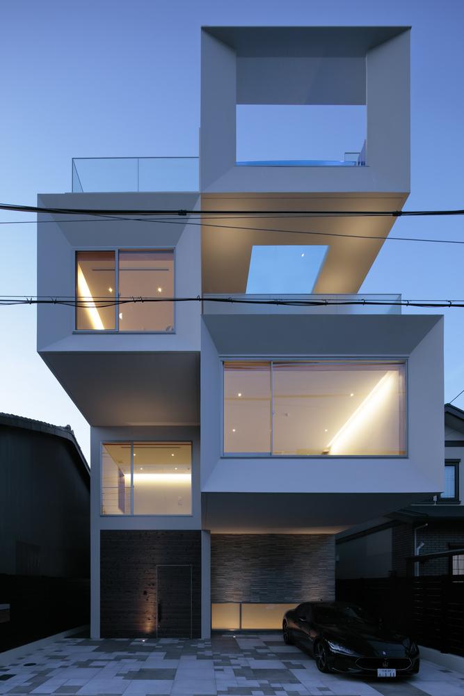 頂樓設透明底部游泳池！日本京都破格特色住宅 由方管堆疊而成的舒適家居