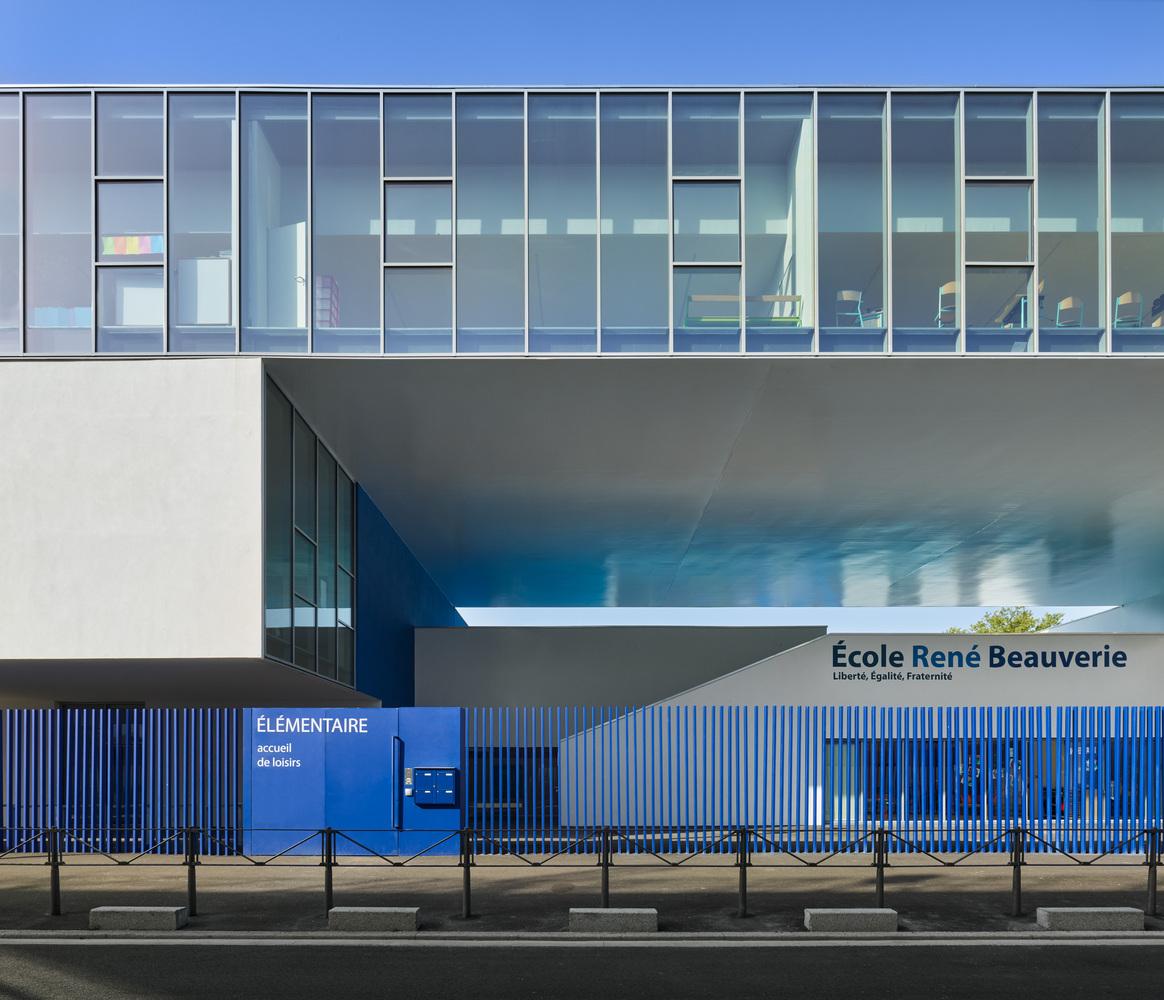 走進法國蔚藍色校園！以優美建築設計呈現出純粹的光影交織