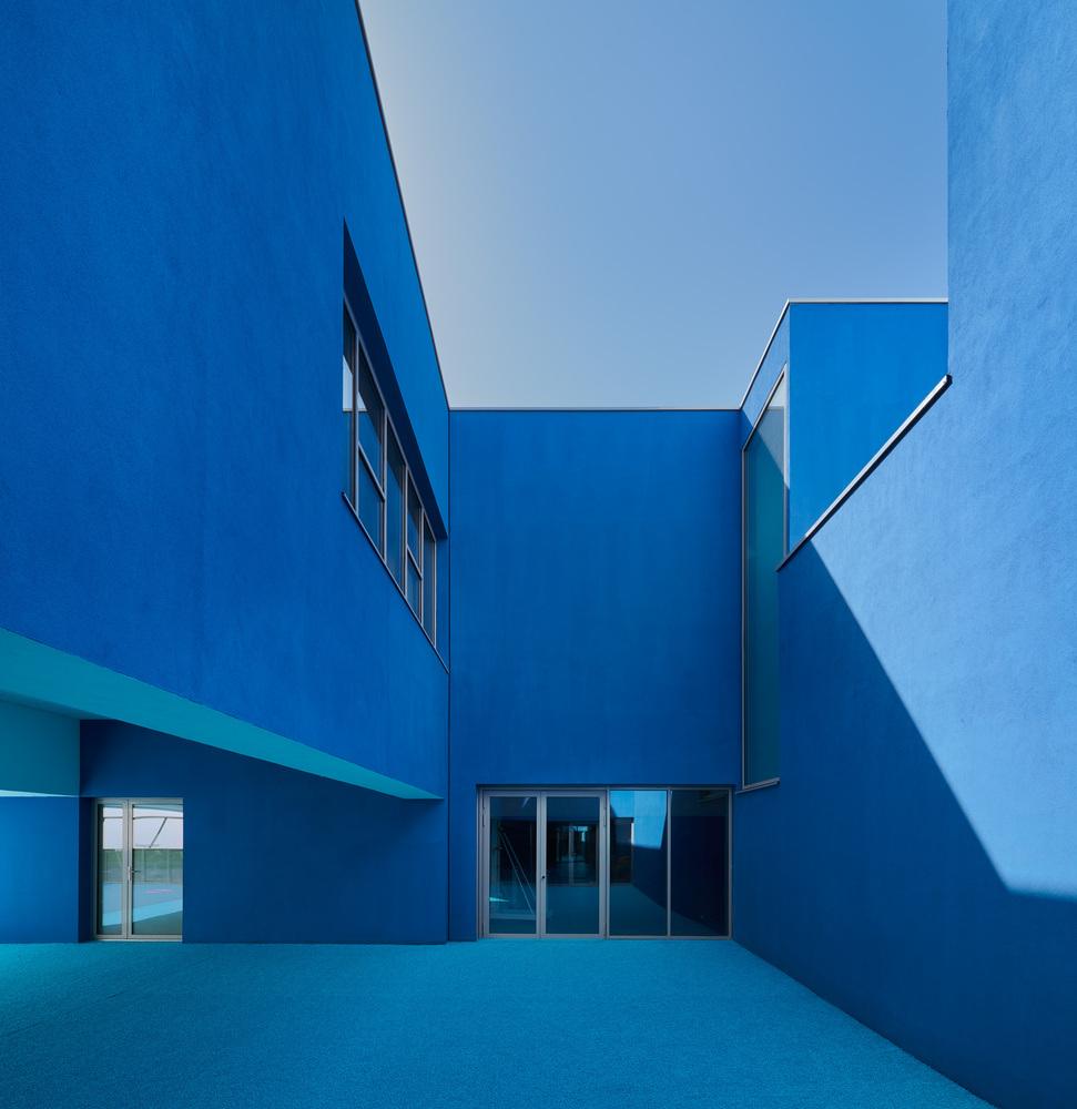 走進法國蔚藍色校園！以優美建築設計呈現出純粹的光影交織