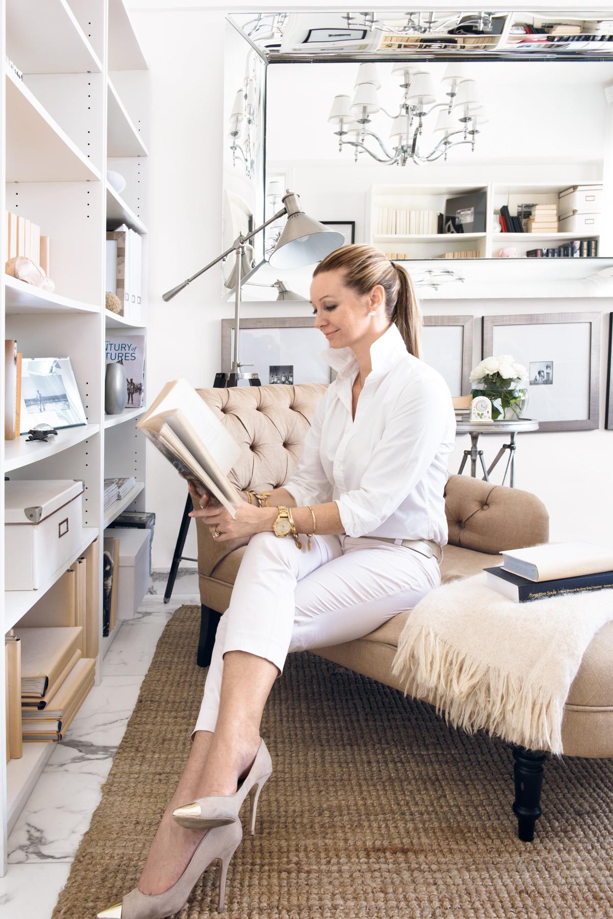 Easy Elegance: Jane Goldsmith Conjures a Stylish Black-and-White Home in Mid-Levels