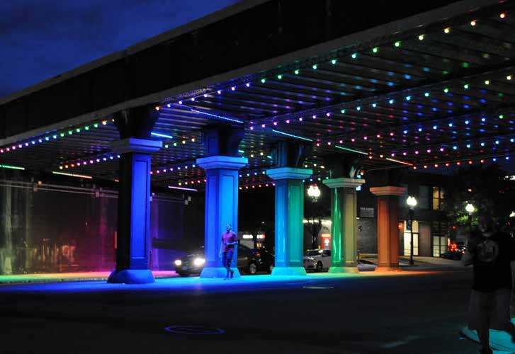 創意燈飾藝術品：路人可自由控制的幻彩道路霓虹燈！