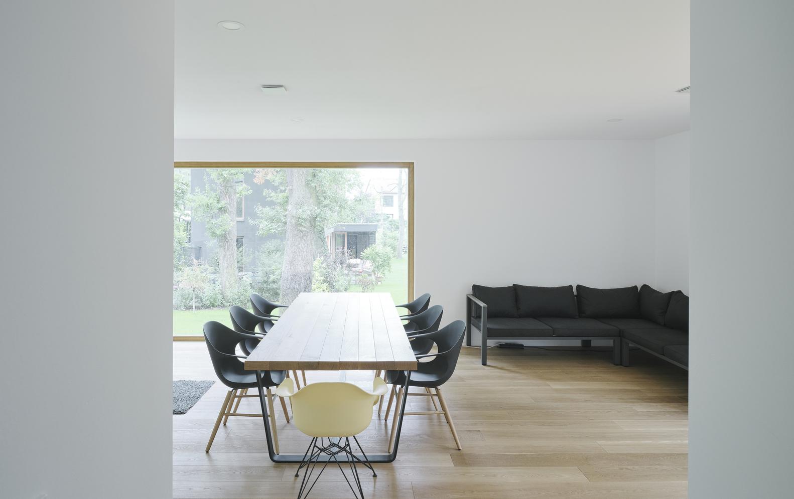 德國純白現代住宅：極簡設計帶來的美妙家庭生活