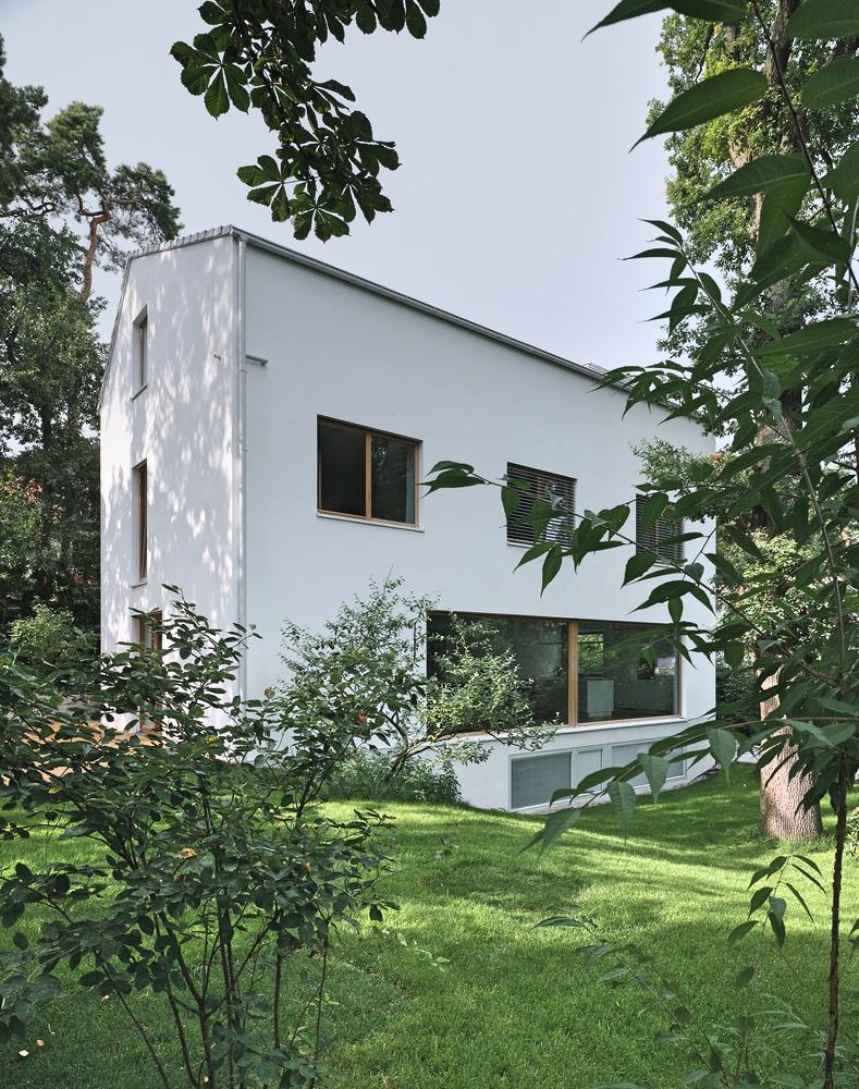 德國純白現代住宅：極簡設計帶來的美妙家庭生活