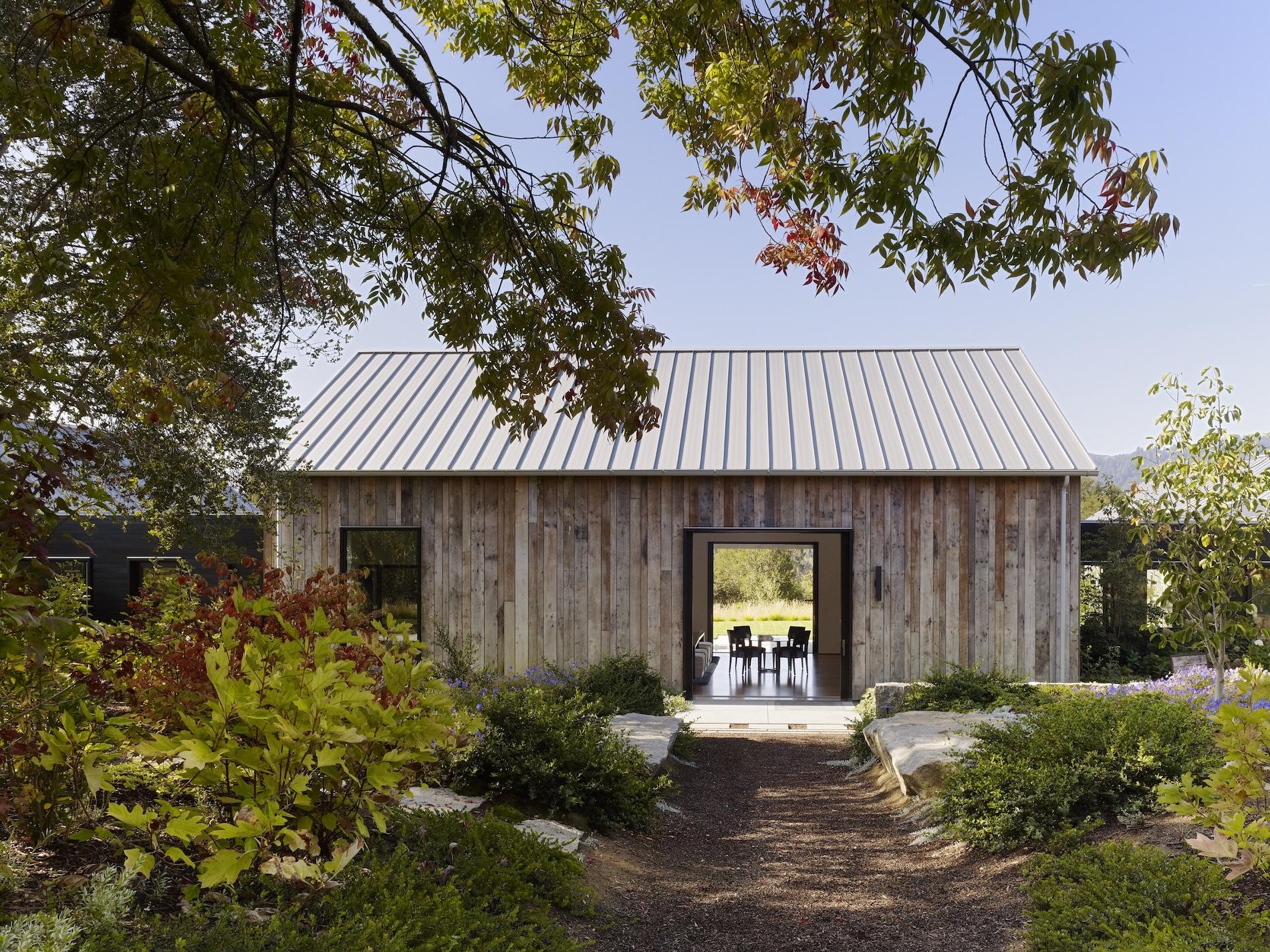 Country Home: A Picturesque Californian Barn that Blends into Nature 