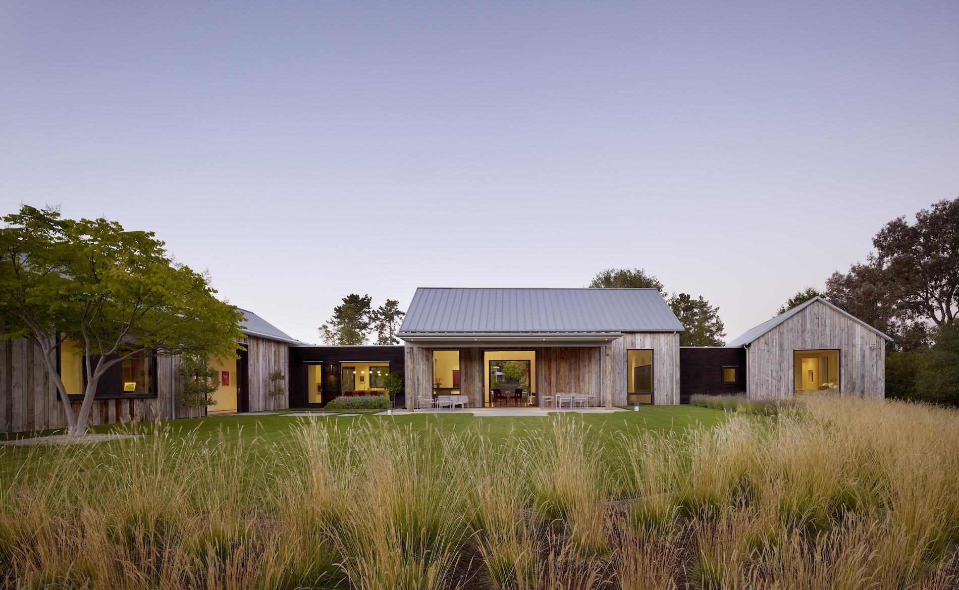 Country Home: A Picturesque Californian Barn that Blends into Nature 