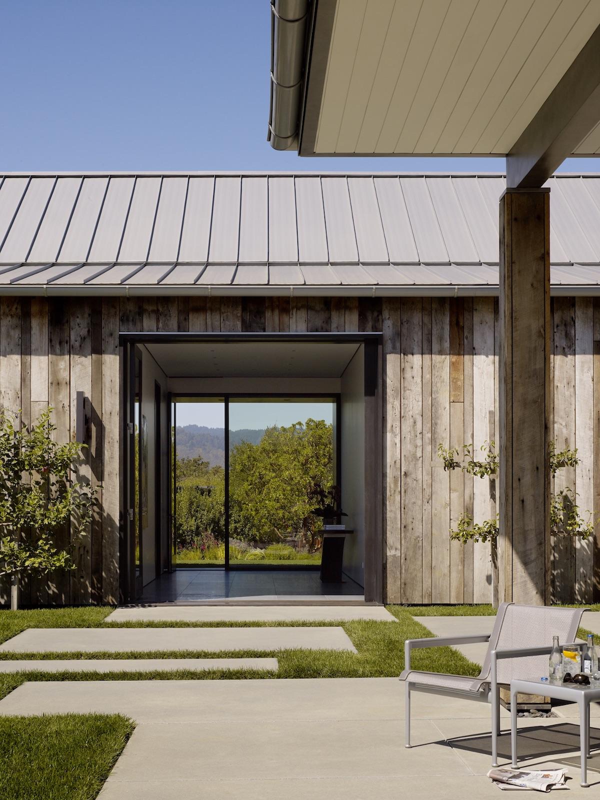 Country Home: A Picturesque Californian Barn that Blends into Nature 