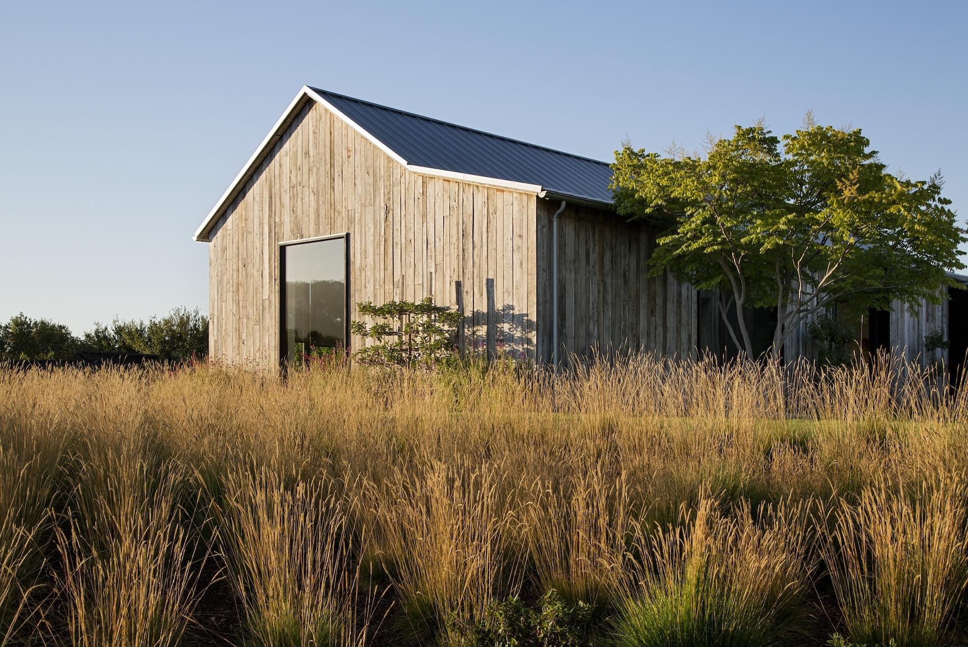 Country Home: A Picturesque Californian Barn that Blends into Nature 