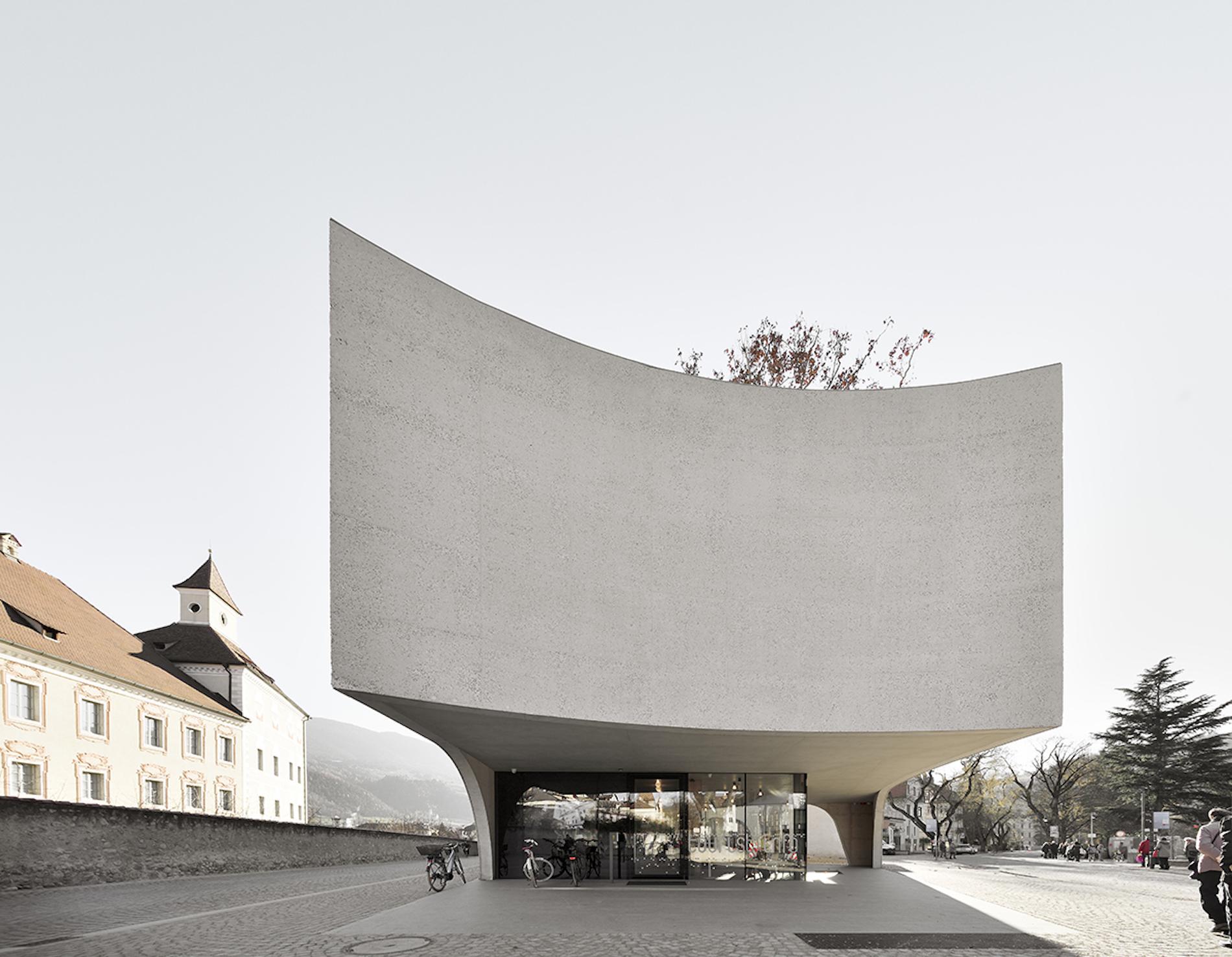 This Sinuous Tourist Office Is Inspired by the Tree it Enwraps