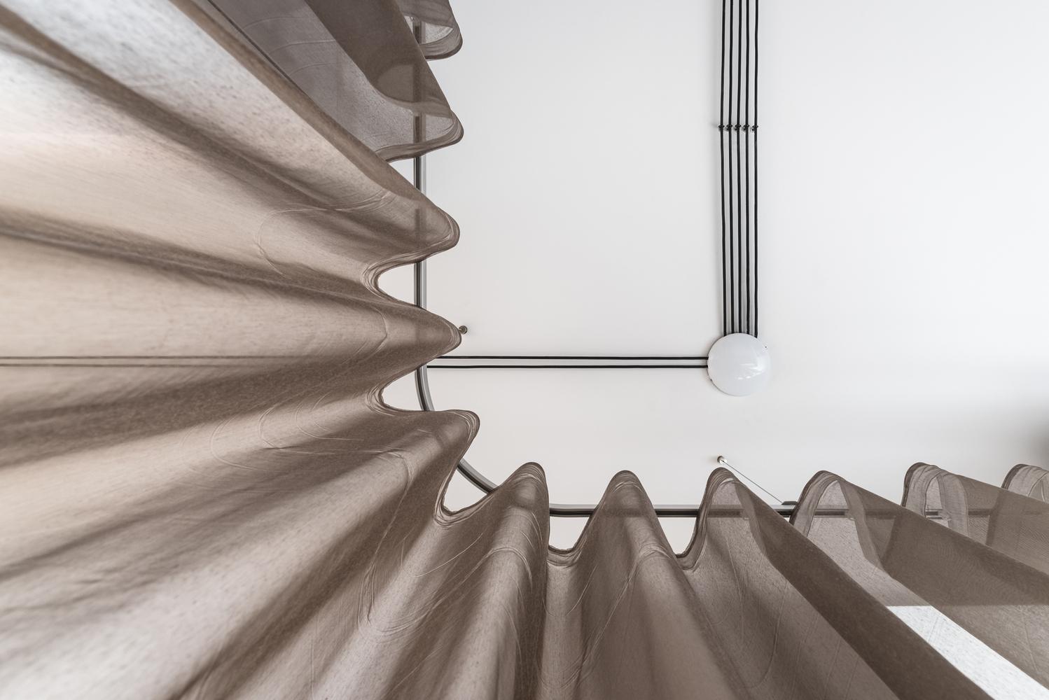 300呎蝸居的神奇設計，一道紗簾即改造空間功能！