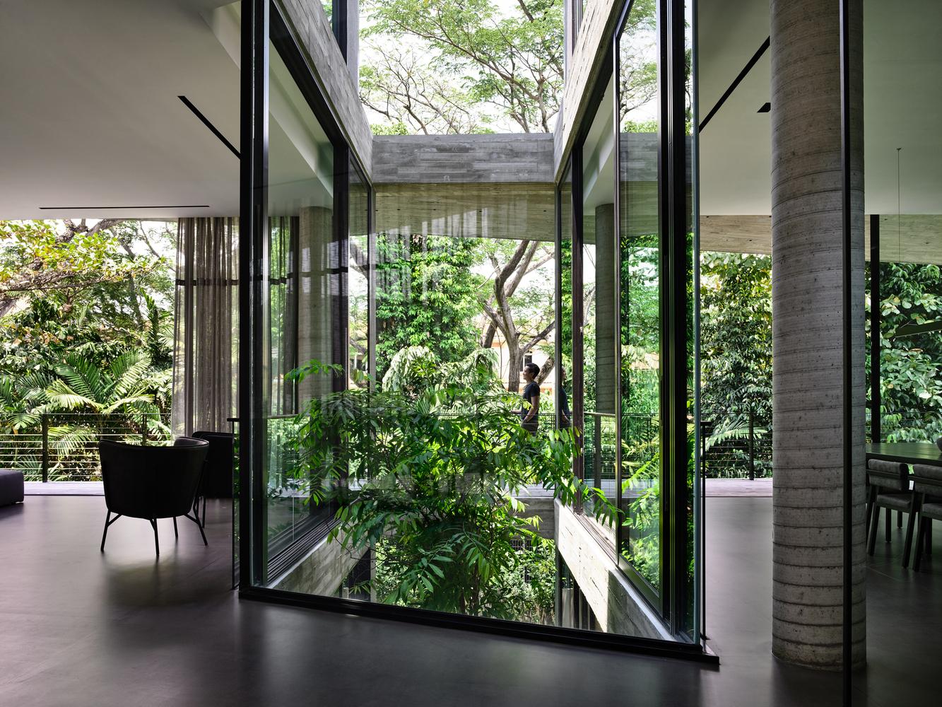 帶你走進新加坡豪宅：落地玻璃窗設計把綠意盎然映入眼簾