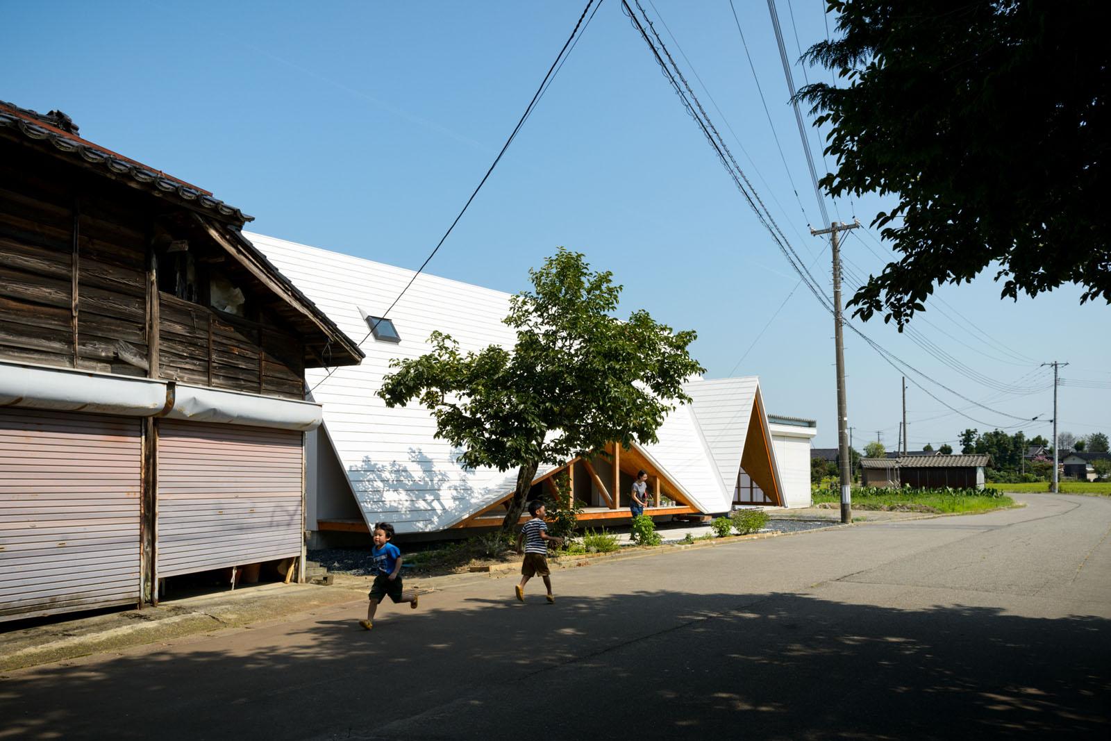 與大地和鄰人時時接軌，這棟白色帳篷成為日本新潟農村中的美好景緻